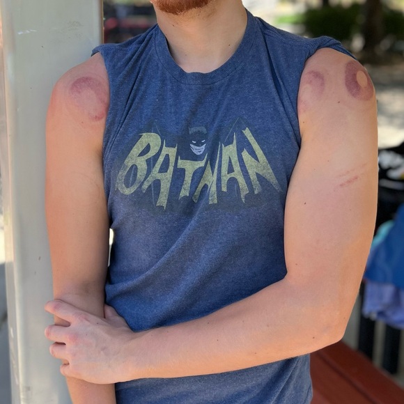 BATMAN MEN T SHIRT NAVY BLUE DC COMICS COMICS HERO OVAL LOGO OFFICIALLY GOTHAM - Picture 10 of 16